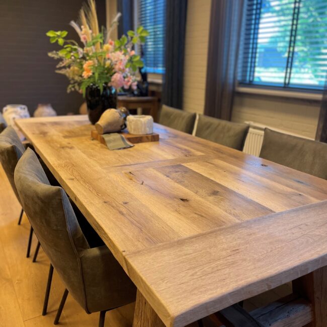 Oud eiken tafel